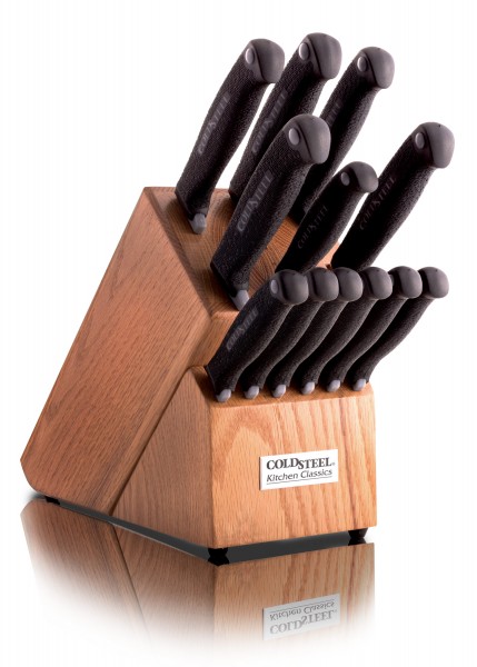 Das Küchenmesser-Set Kitchen Classics zeigt eine Auswahl von Messern mit schwarzen, ergonomisch optimierten Griffen, die in einem robusten Holzblock präsentiert werden. Das Set bietet alle notwendigen Messer für verschiedene Küchenaufgaben und besteh